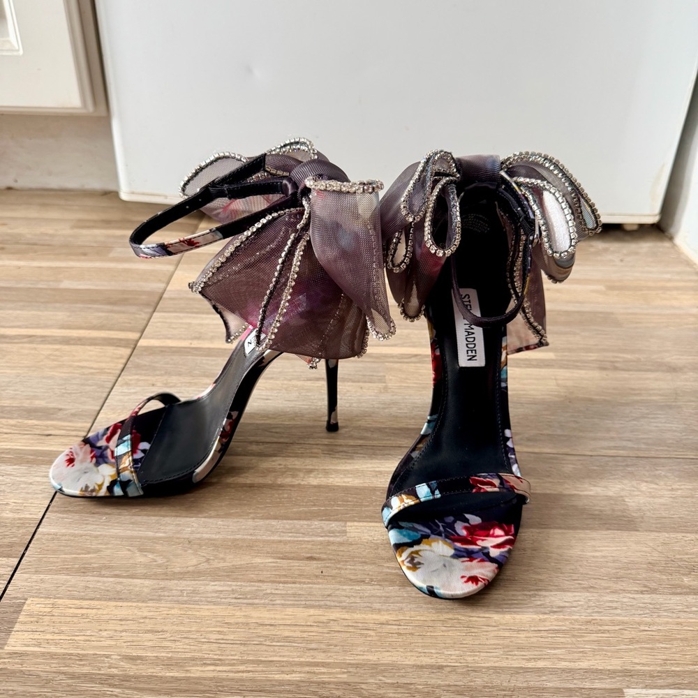 Steve Madden BENNI floral rhinestone bow heels, women’s size 6
